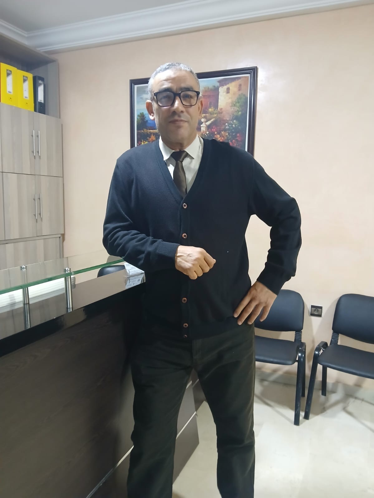 الأستاذ أكعبون بمكتبه